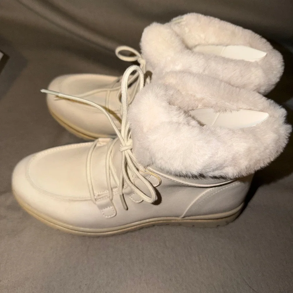 Cliffs by White Mountain Harisson Women 8.5 Wide Winter White Faux Fur Boots NEW